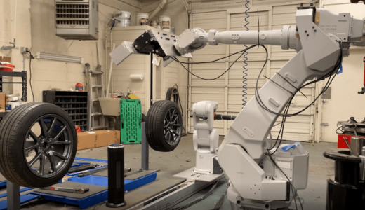 「RoboTire」は10分で4本のタイヤを交換するロボットなのは #ナイショ。